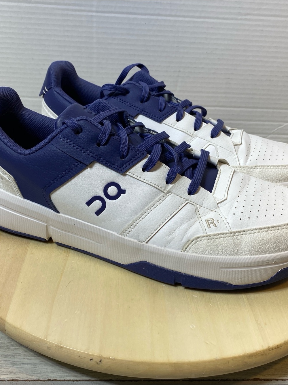 On Cloud The Roger Clubhouse Men’s Size 11 White Navy Sneakers Low Top